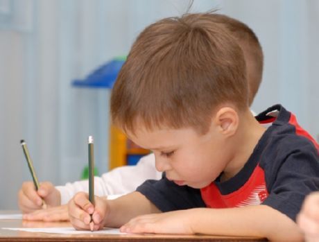 Як навчити дитину писати - це проблема багатьох молодих батьків